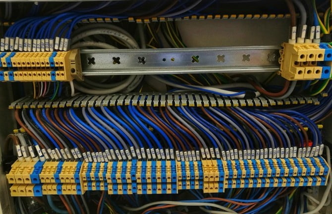 wires and connectors in the electrical panel t20 a7Z8Vw